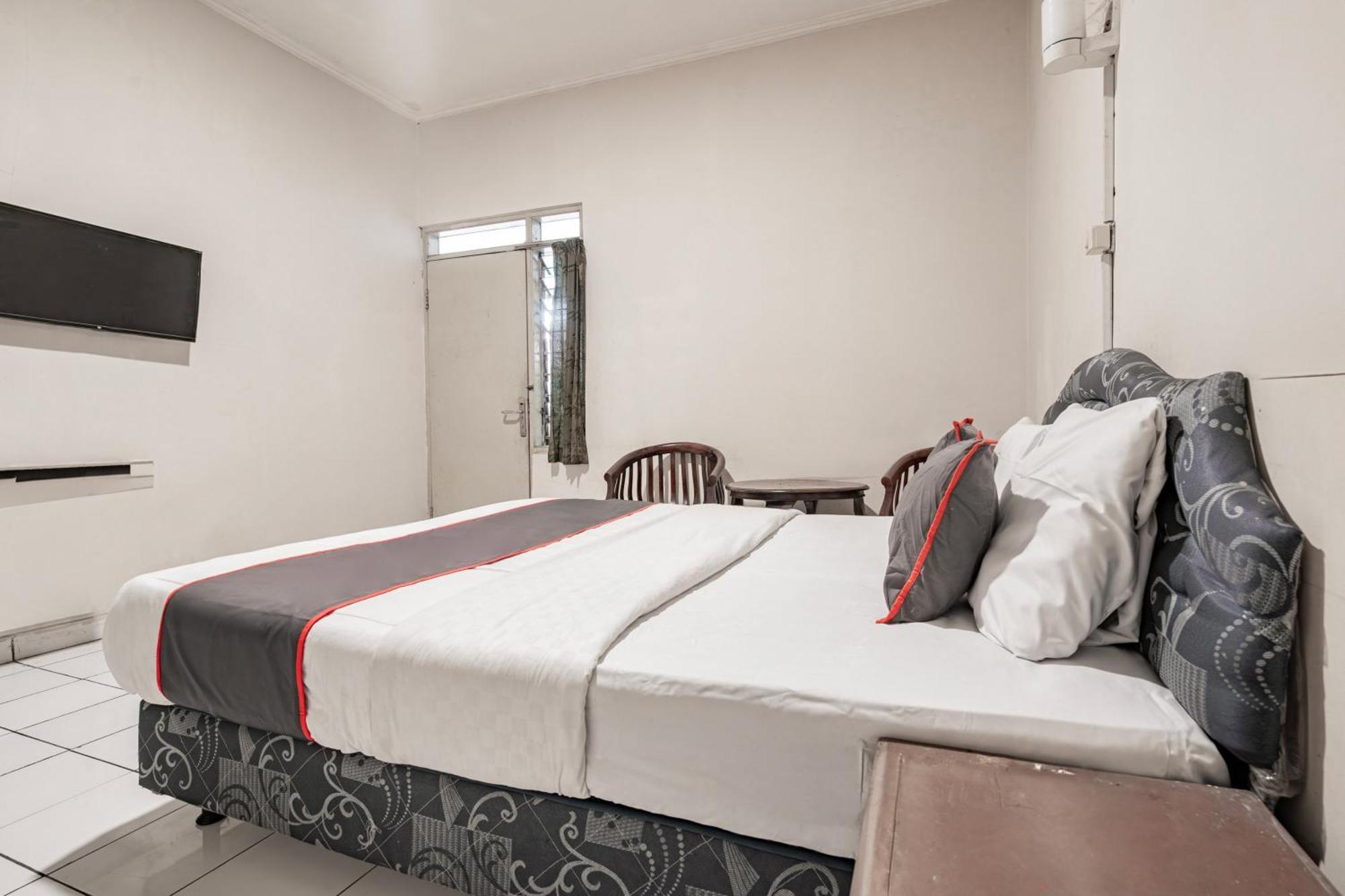 Collection O Hotel Sanira Бандунг Экстерьер фото