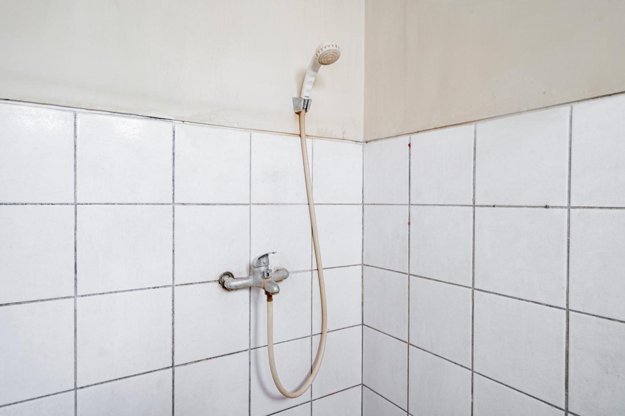 Collection O Hotel Sanira Бандунг Экстерьер фото