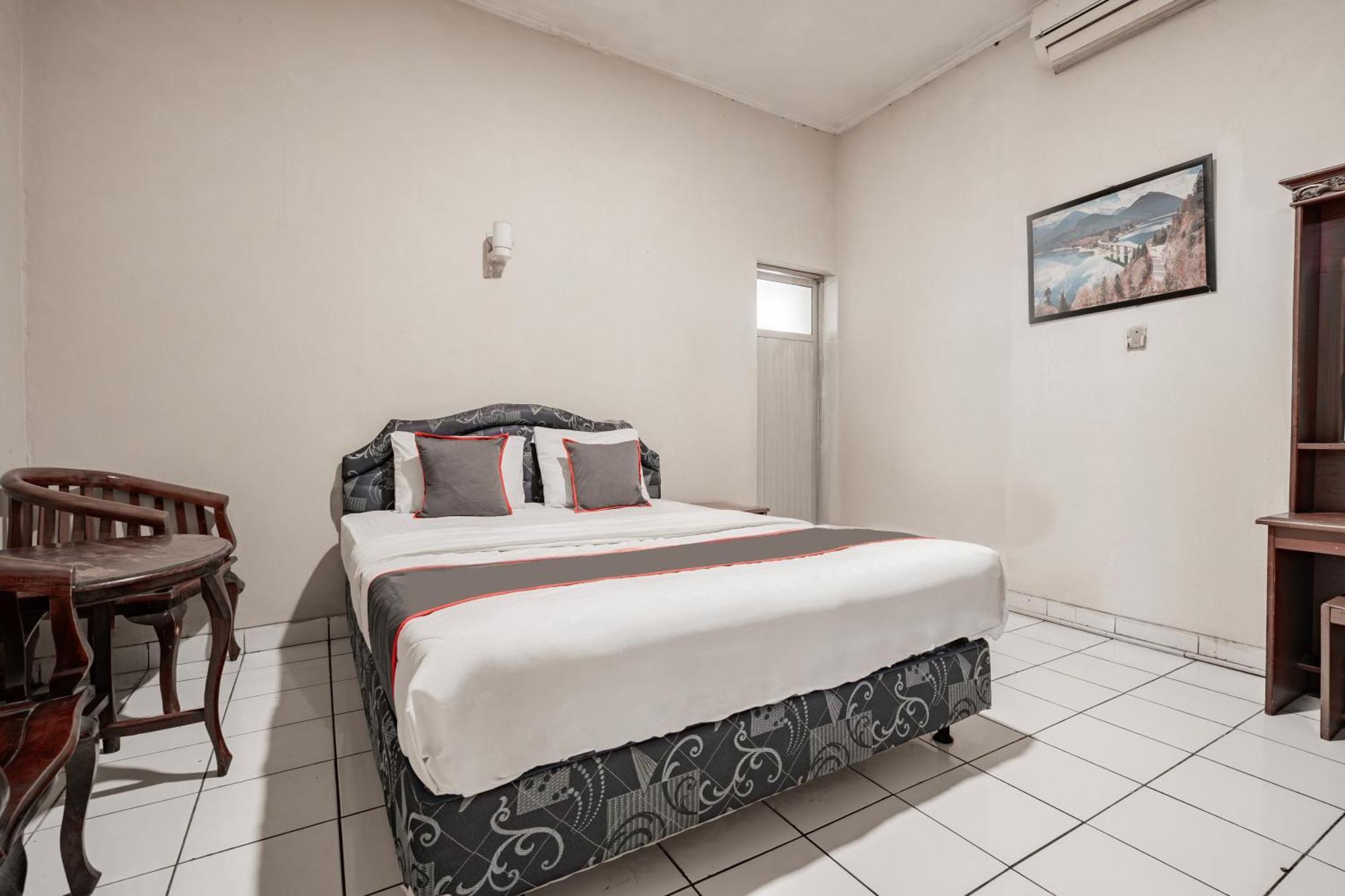 Collection O Hotel Sanira Бандунг Экстерьер фото