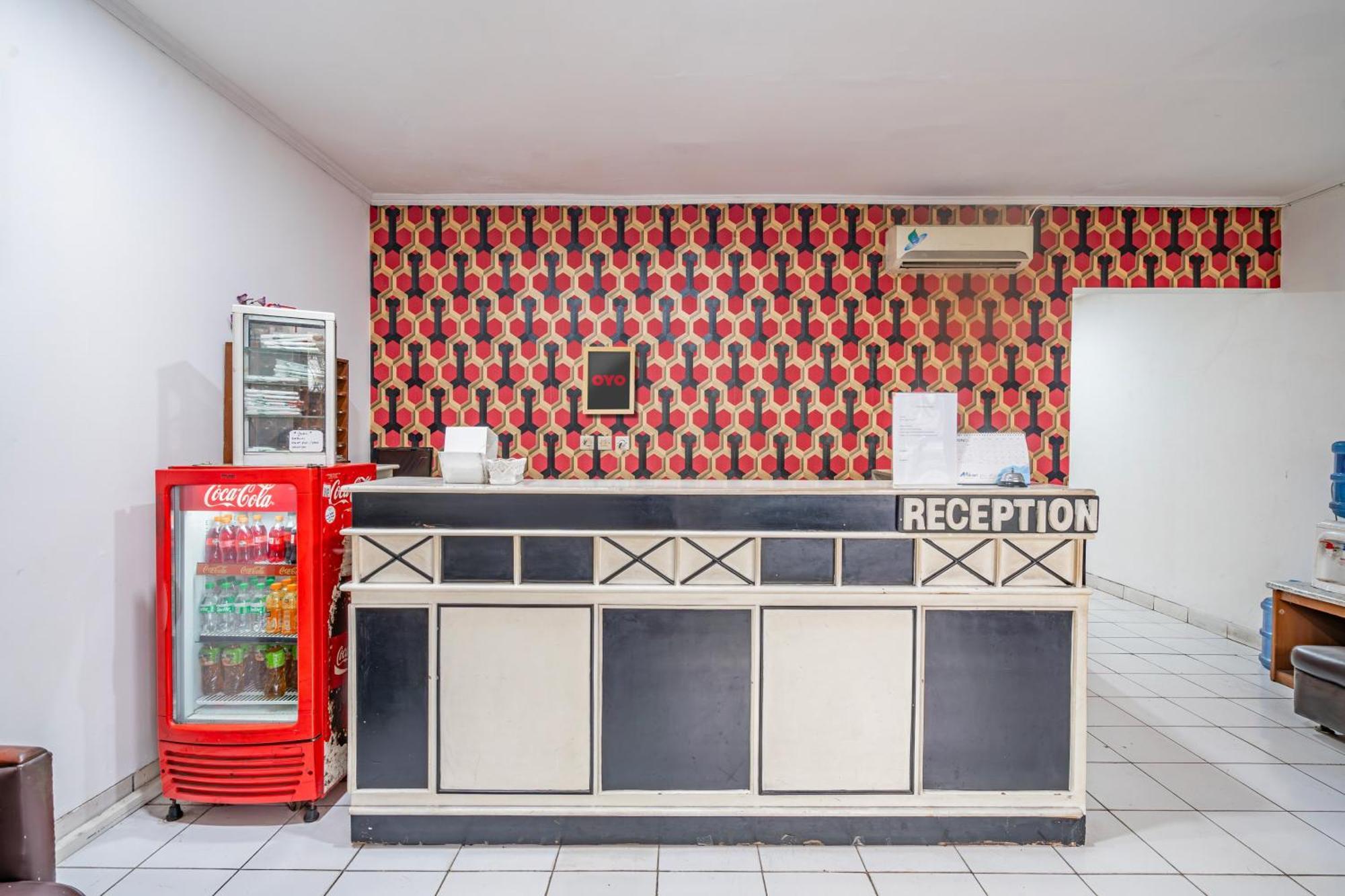 Collection O Hotel Sanira Бандунг Экстерьер фото