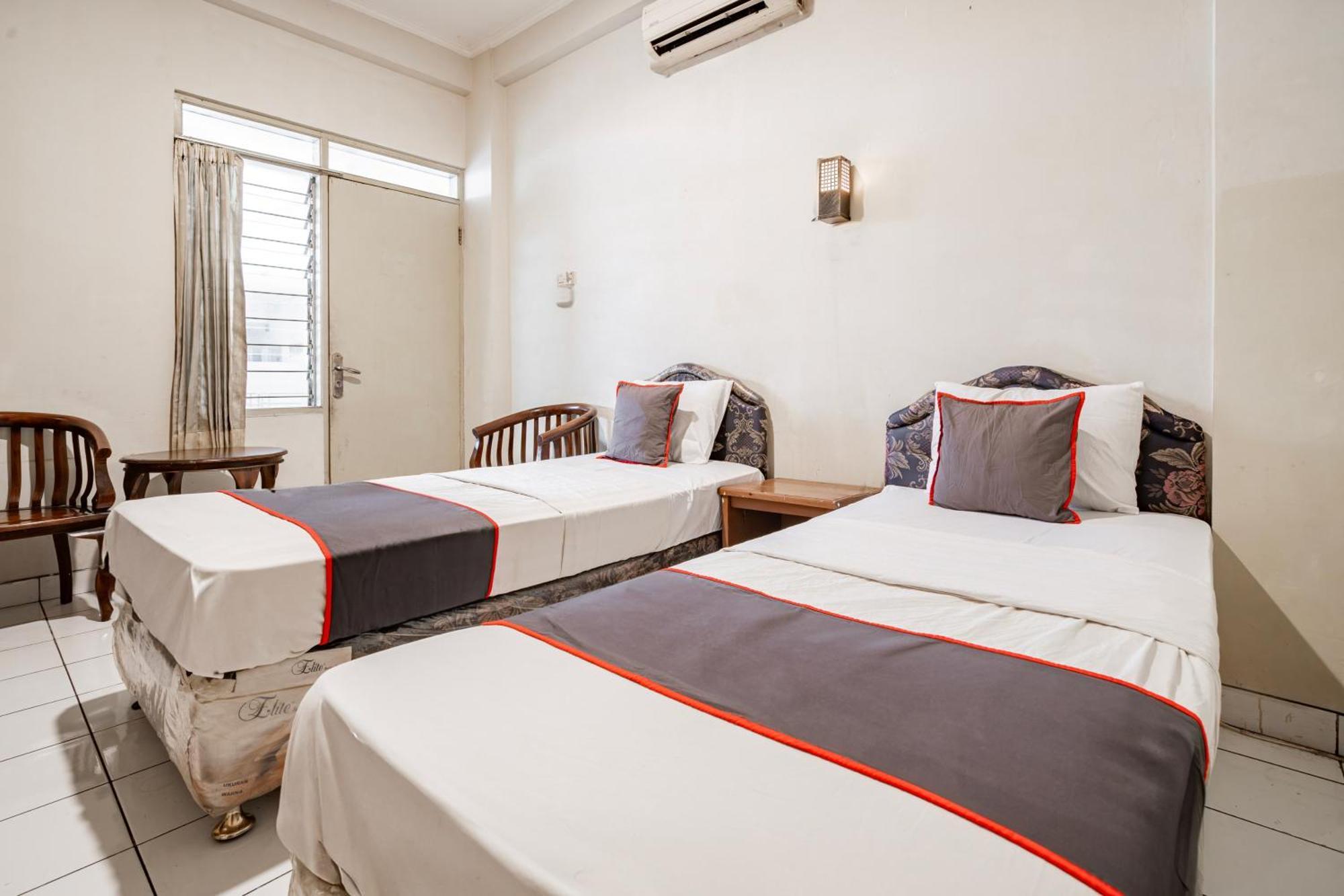 Collection O Hotel Sanira Бандунг Экстерьер фото