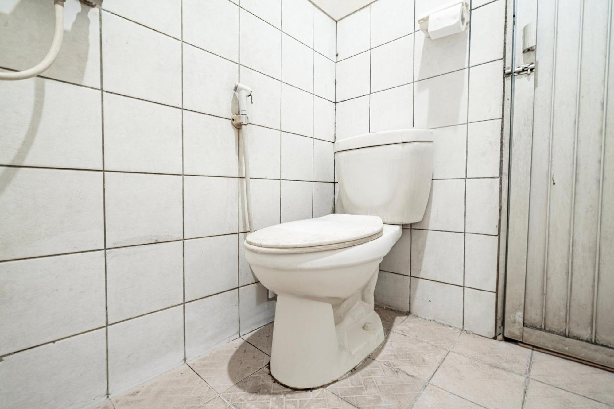 Collection O Hotel Sanira Бандунг Экстерьер фото