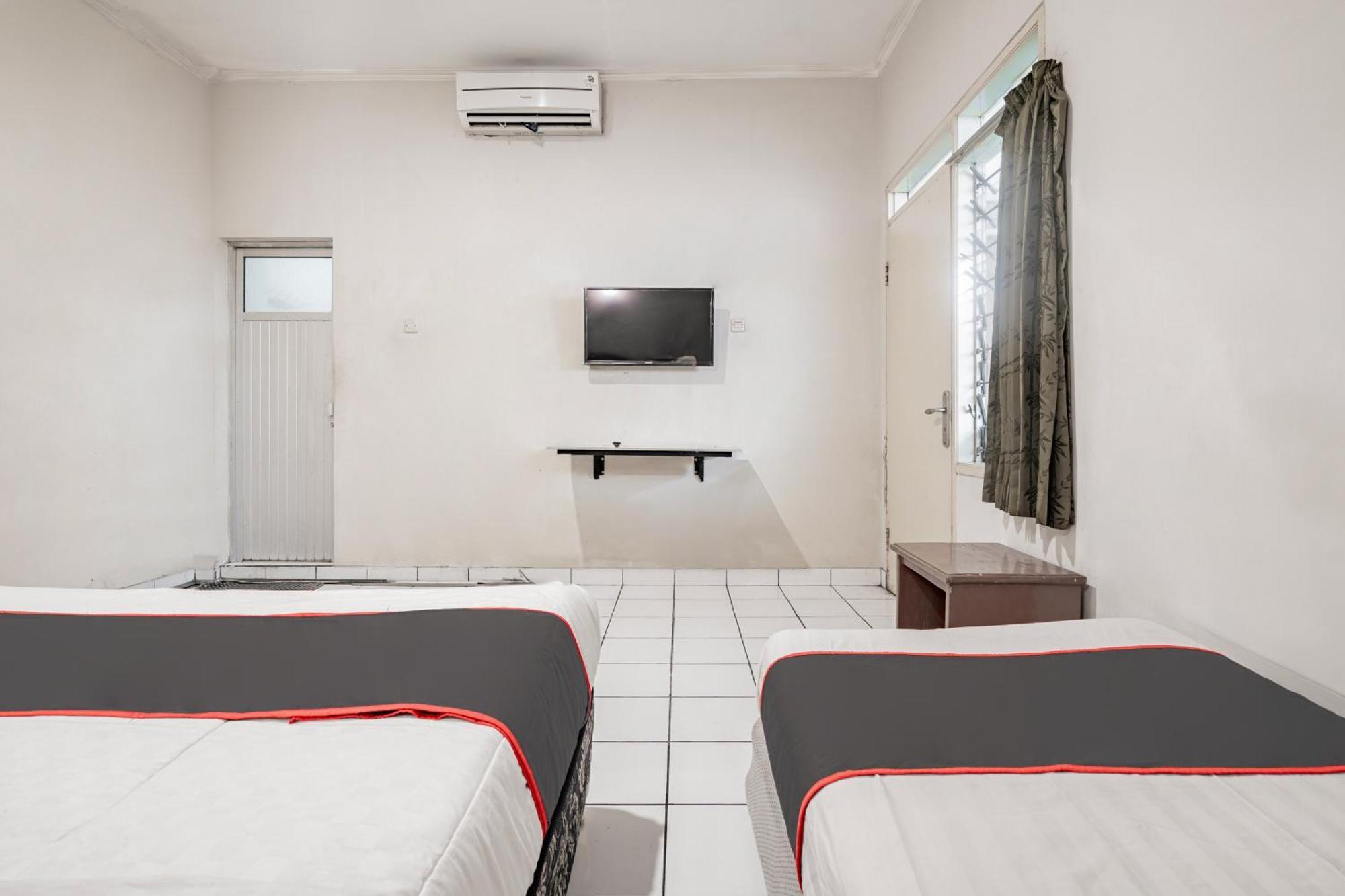 Collection O Hotel Sanira Бандунг Экстерьер фото