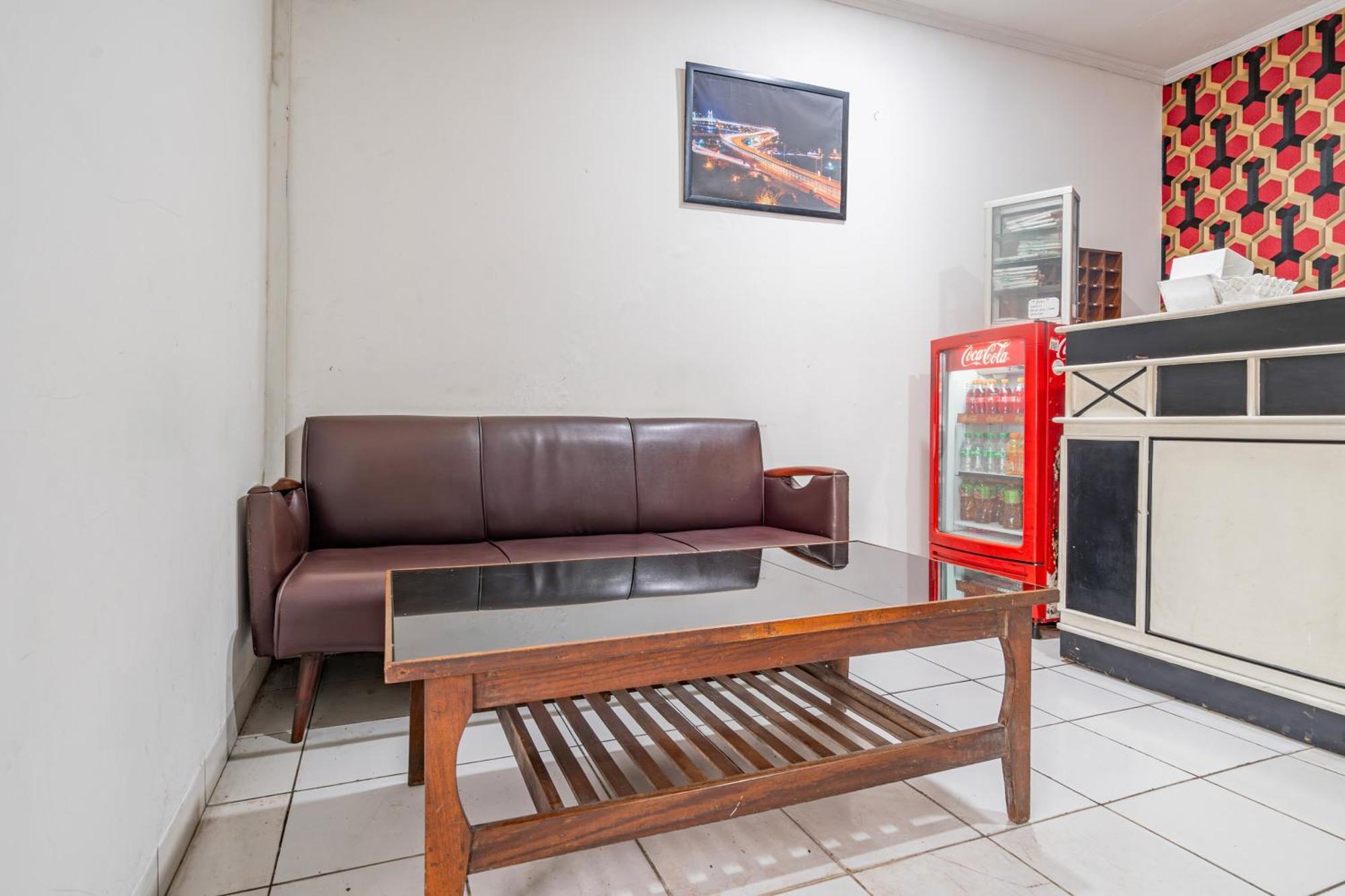 Collection O Hotel Sanira Бандунг Экстерьер фото